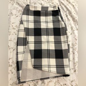 Black and white high-waisted pencil skirt with high slit